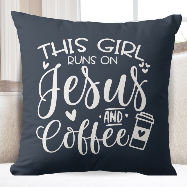 Coussin Cette fille tourne sur Jésus et Café (This Girl Runs on Jesus and Coffee Throw Pillow)