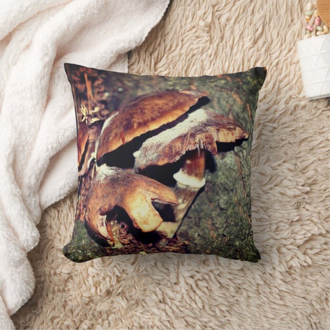 Coussin Champignons Brown Sauvages Dans La Crevice Arbre (Couverture)