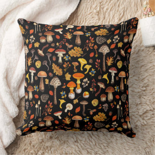 Coussin Champignons sauvages sur le noir