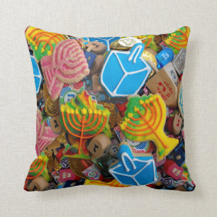 Coussin Chanukah Menorahs, Dreidels, Gelt