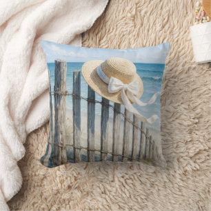 Coussin Chapeau de paille d'été sur une clôture de plage