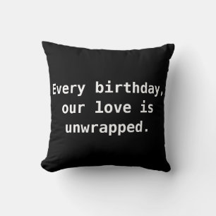 Coussin Chaque anniversaire, notre amour est déballé.