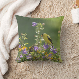 Coussin Chardonneret sur une fleur de campanule