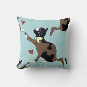 Coussin Chat avec un nœud attrape une coccinelle.