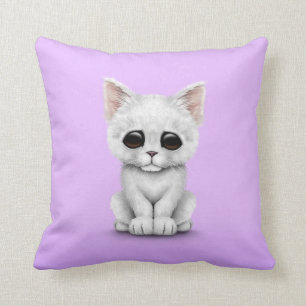 Coussin Chat blanc mignon triste de chaton sur le pourpre