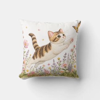 Coussin Chat brodé poursuivant un papillon dans une prairi