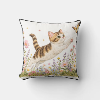 Coussin Chat brodé poursuivant un papillon dans une prairi