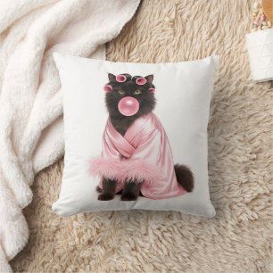 Coussin Chat en robe rose avec bigoudis et bubble-gum