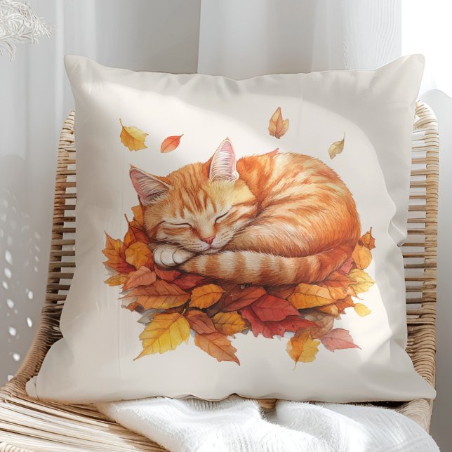 Coussin Chat Ginger couchage confortable - Édition (Cozy Sleeping Ginger Cat Terracotta Pillow in a sunny boho rattan chair.)