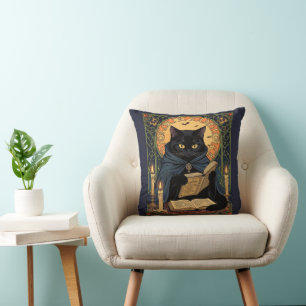 Coussin Chat noir lisant un livre de sorts de solstice