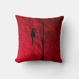 Coussin chat noir sur le carreau d'arbre