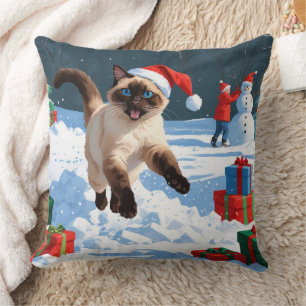 Coussin Chat siamois courant dans la neige avec un chapeau