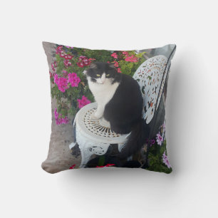 Coussin Chat Tuxedo Mignon avec de jolies fleurs Chats noi