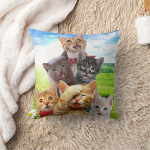 Coussin Chatons amusants dans le champ vert.