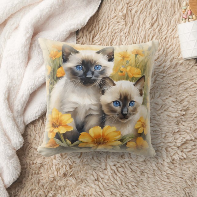 Coussin Chatons siamois aux fleurs jaunes (Couverture)