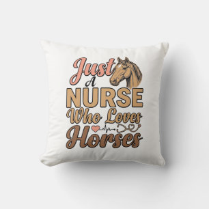 Coussin Chemise de gravure vintage d'infirmière qui aime l