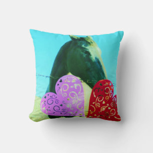 Coussin Cheval crème et cœurs rose et rouge