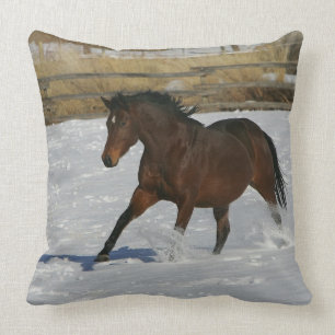 Coussin Cheval de pur sang fonctionnant dans la neige