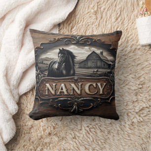 Coussin Cheval et grange sculpté avec nom sur panneau en b