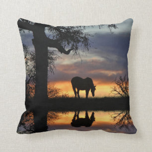 Coussin Cheval étonnant reflété dans le coucher du sole
