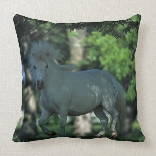 Coussin Cheval miniature se tenant dans les arbres