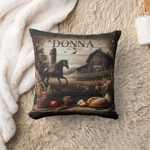 Coussin Cheval noir près de ferme et décoration rustique