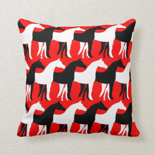 Coussin Chevaux blancs et noirs/Fond rouge