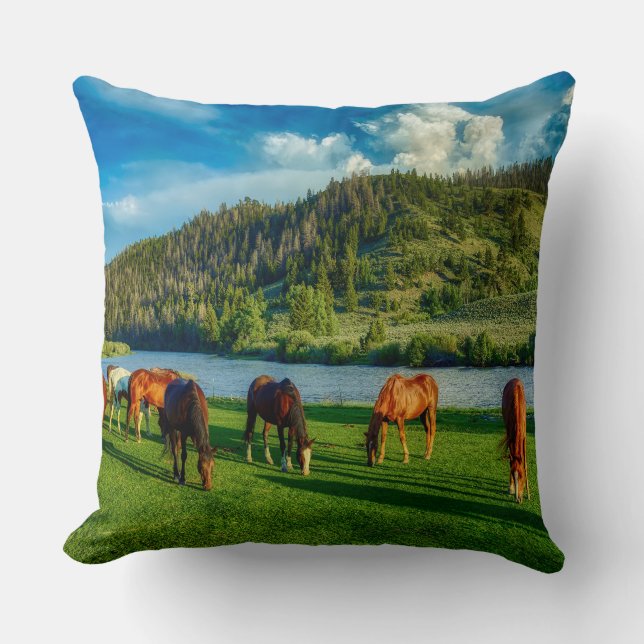 Coussin Chevaux Pâturant Près D'Une Rivière Et D'Une Monta (Recto)