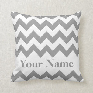 Coussin Chevron audacieux gris avec le monogramme