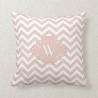 Coussin Chevron bronzage et blanc avec le monogramme