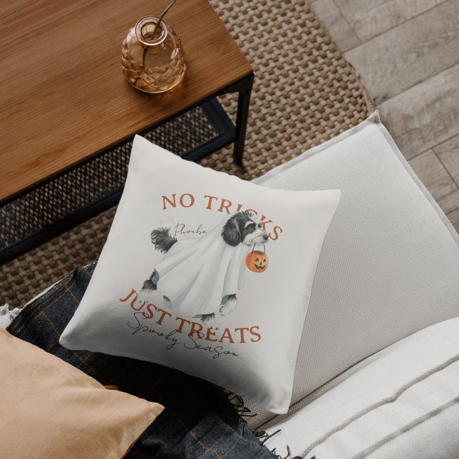 Coussin Chien Doodle Costume Fantôme Saison Éffrayante (Elevate your fall home decor with this Ghost Costume Dog Doodle Spooky Season throw pillow! )