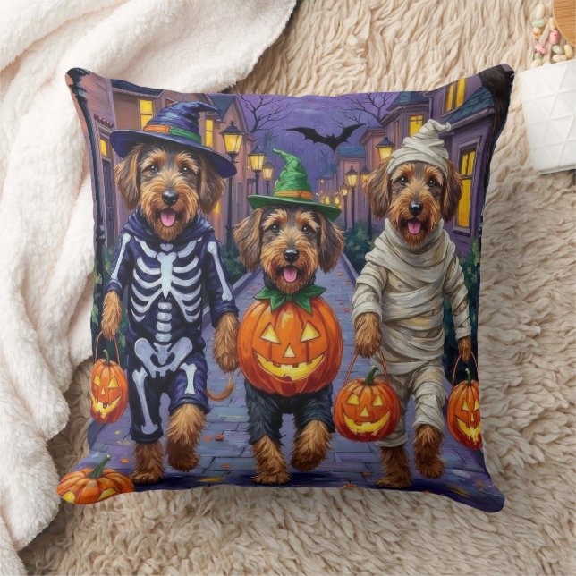 Coussin Chiens Airedale Terrier Trick-or-Treating Hallowee (Couverture)