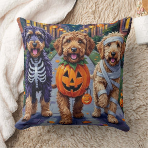 Coussin Chiens Bernedoodle faisant Trick-or-Treating en te