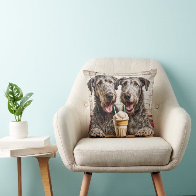 Coussin Chiens de Wolfhound irlandais partageant un Milksh (Chaise)