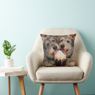 Coussin Chiens Irish Wolfhound appréciant un float à la bi
