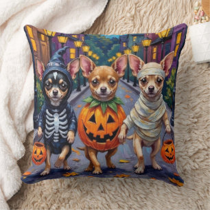 Coussin Chihuahua faisant Trick-or-Treat dans des costumes