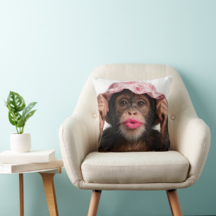Coussin Chimpanzé portant du rouge à lèvres rose