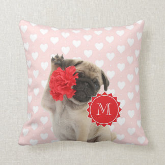 Coussin Chiot de carlin tenant le monogramme rouge