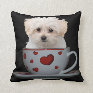 Coussin Chiot maltais mignon se reposant dans une tasse et
