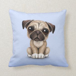 Coussin Chiot mignon de carlin de bébé sur bleu-clair