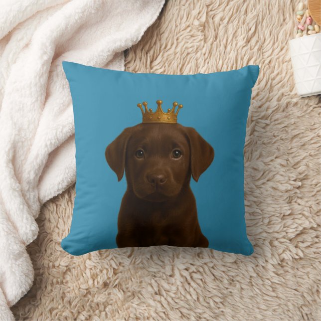 Coussin Chocolat Labrador Chiot dans Gold Crown Cute (Couverture)