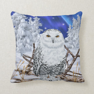 Coussin Chouette neigeuse dans ciel bleu foncé de neige