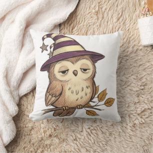 Coussin Chouette nocturne endormie dans un chapeau de sorc