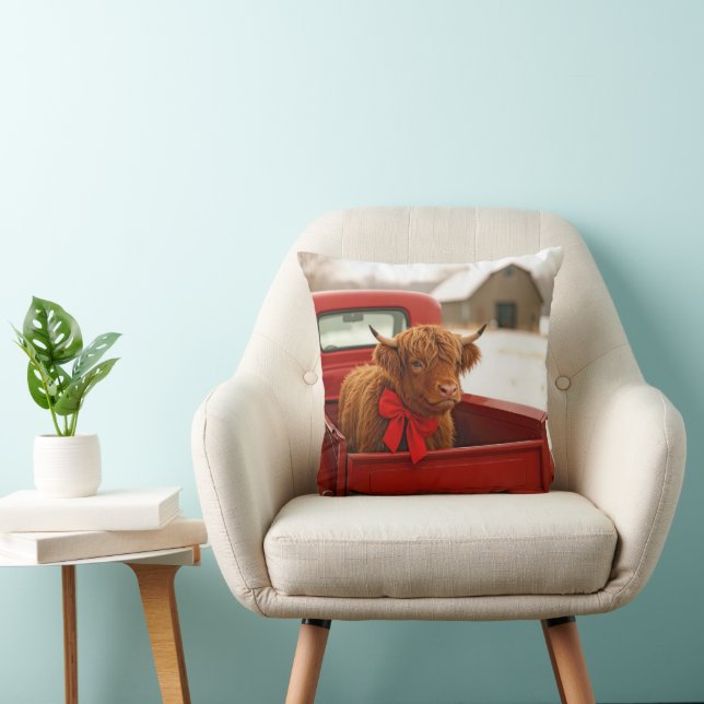 Coussin Christmas Highland Cow In Old Red Truck (Chaise)