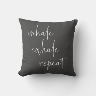 Coussin Citation inspirante d'Inhale Exhale Gris minimalis