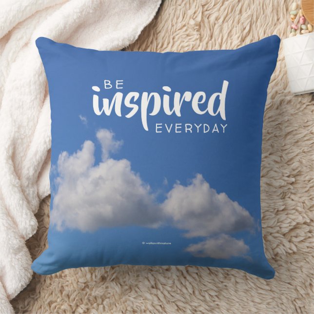 Coussin Citation inspirante nuages fluides dans un ciel bl (Couverture)