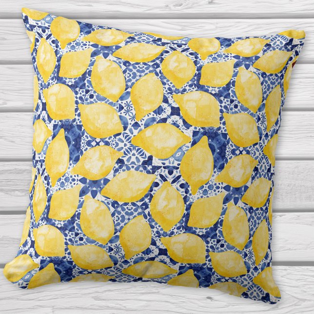 Coussin Citrus Citrus Méditerranée Bleu Blanc Carrelage Mo (Lemon and blue tile pattern Mediterranean citrus throw pillow)
