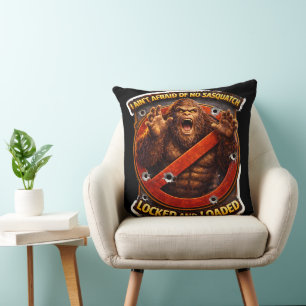 Coussin Club de chasse au Sasquatch prêt à l'attaque couss