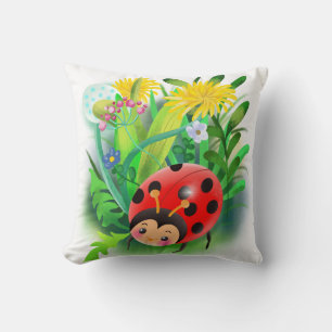 Coussin coccinelle posée sur des feuilles sur un fond de f