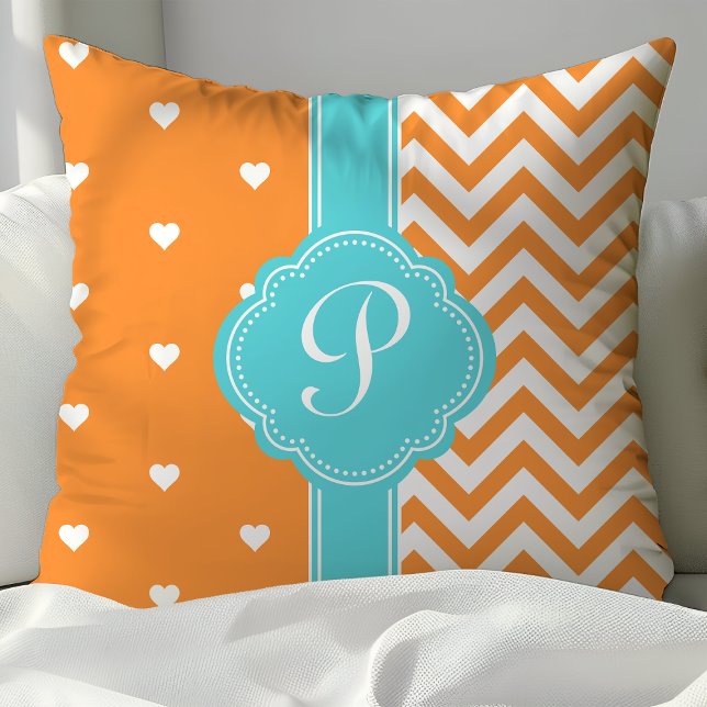 Coussin Coeurs de monogramme orange et turquoise et Chevro (Créateur téléchargé)